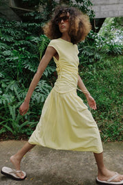 Robe asymétrique à fronces