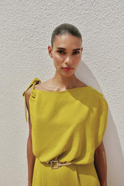 Combinaison à manche asymétrique avec ceinture