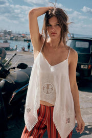 Top asymétrique brodé en mousseline