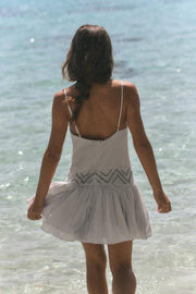 Robe en mousseline à clous à volants