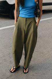 Pantalon à pinces avec passant au dos