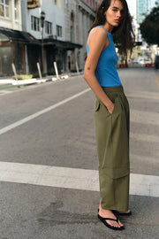 Pantalon à pinces avec passant au dos