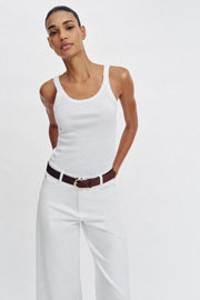 Jean à jambe large court taille haute avec ceinture