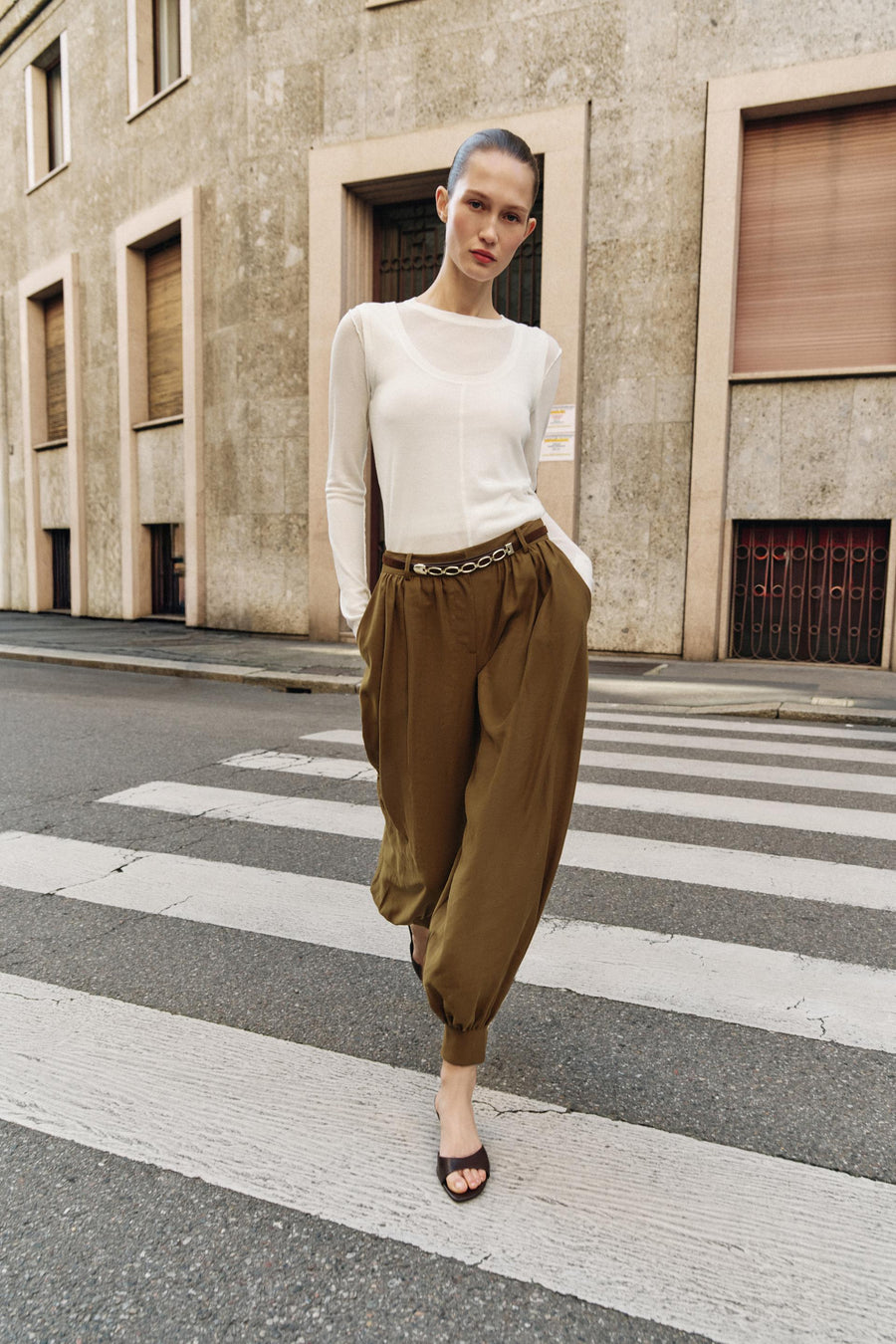 Pantalon bouffant avec ceinture chaîne