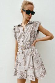 Robe brodée à sequins avec ceinture