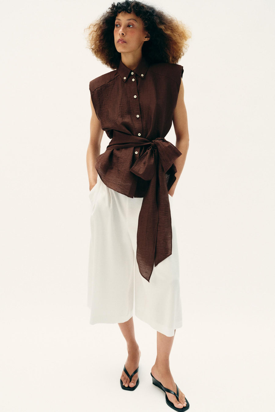 Top à épaulettes en lin avec ceinture