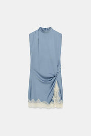 Robe satinée en dentelle