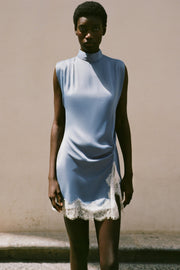 Robe satinée en dentelle