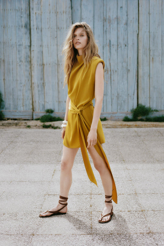 Robe courte à lien noué et épaulettes