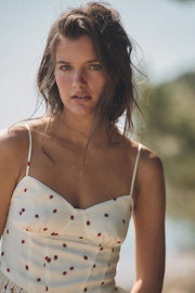 Top satiné à volants et motif fraises
