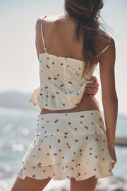 Top satiné à volants et motif fraises