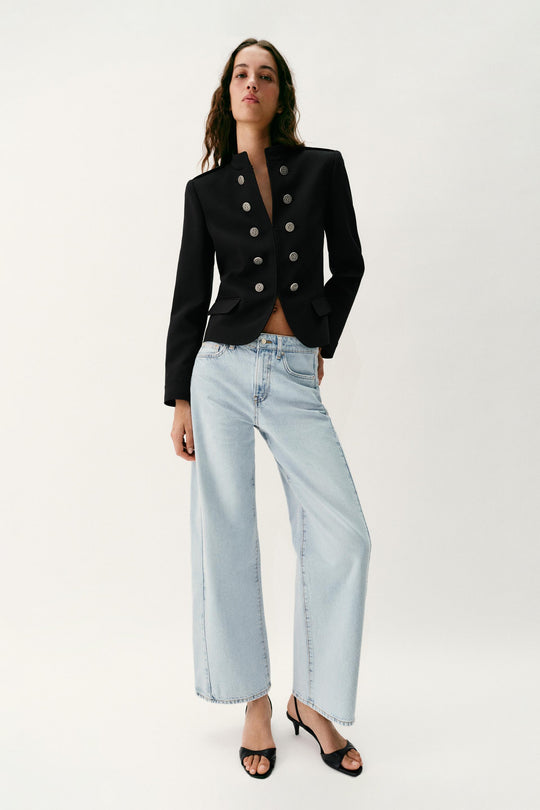 Veste cintrée à boutons et épaulettes