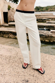 Pantalon droit à taille contrastée