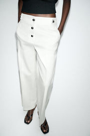 Pantalon à boutons métalliques