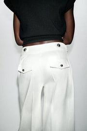 Pantalon à boutons métalliques
