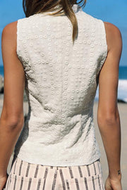 Top à broderies ajourées et brandebourgs