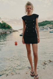 Robe courte à brandebourgs