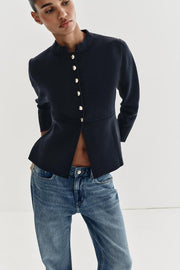 Veste en maille peplum à bouton doré