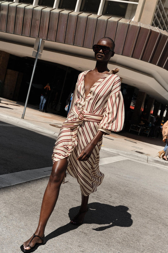 Robe midi à rayures avec ceinture