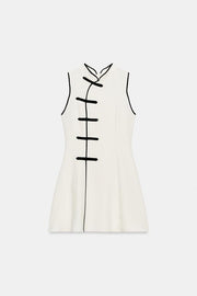 Robe courte à brandebourgs
