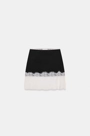 Jupe mini contrastée en dentelle