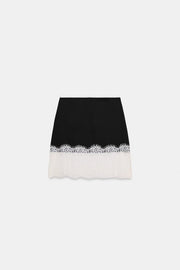 Jupe mini contrastée en dentelle