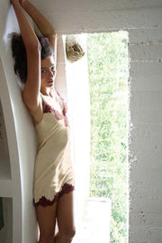 Robe nuisette satinée en dentelle