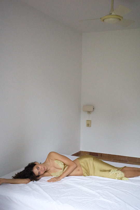 Jupe satinée asymétrique en dentelle