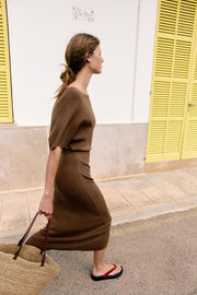 Robe midi en maille avec ceinture