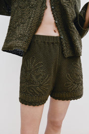 Short contrasté au crochet