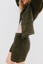 Short contrasté au crochet