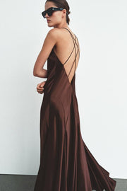Robe longue satinée à volume