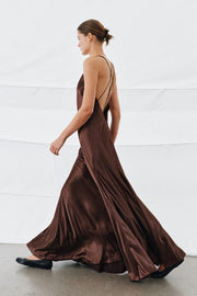 Robe longue satinée à volume