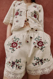 Short à fleurs brodées