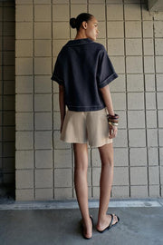 Chemise en lin à surpiqûres contrastées