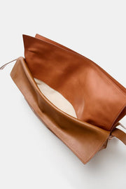 Pochette enveloppe en cuir à rabat